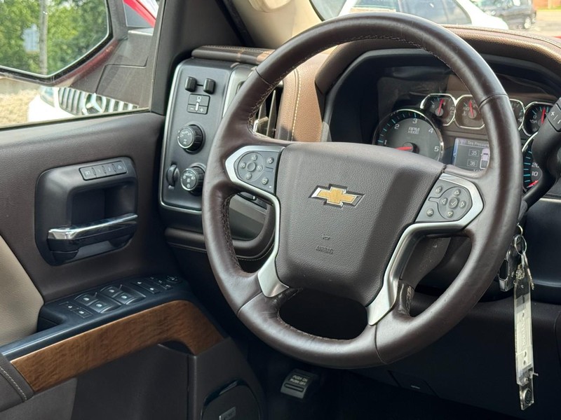 Chevrolet Silverado 1500 Vehicle Full-screen Gallery Image 12