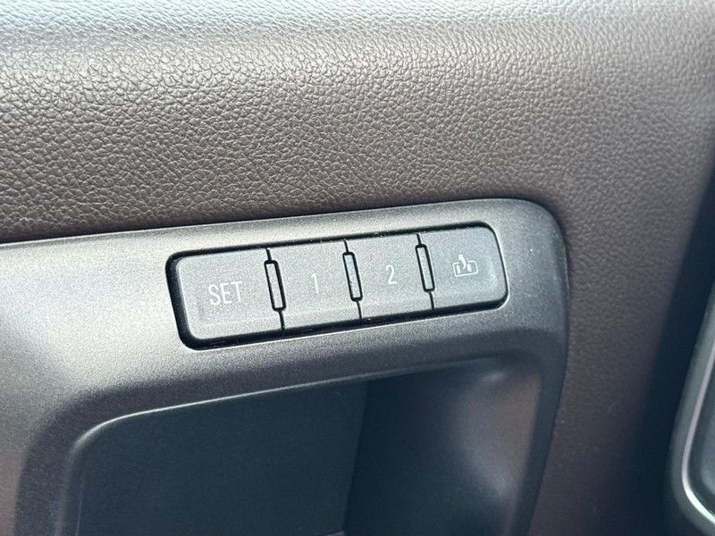 Chevrolet Silverado 1500 Vehicle Full-screen Gallery Image 16