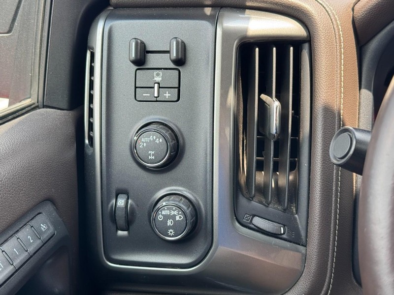 Chevrolet Silverado 1500 Vehicle Full-screen Gallery Image 17