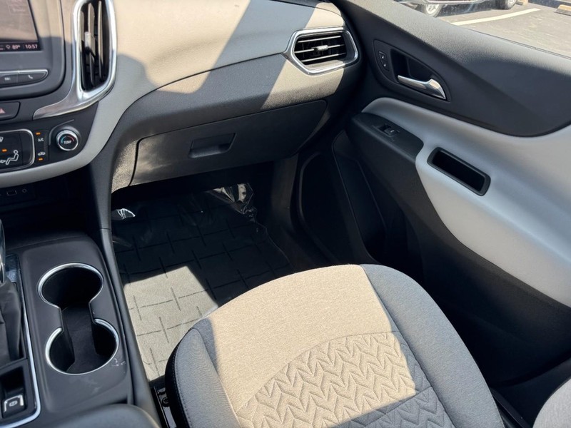 Chevrolet Equinox Vehicle Image 15