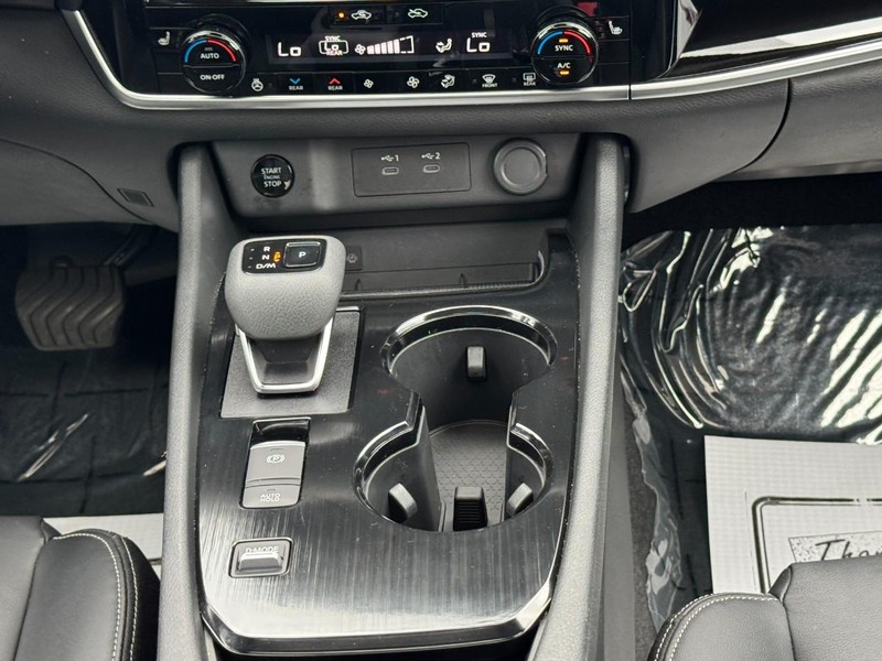 Nissan Rogue Vehicle Image 14