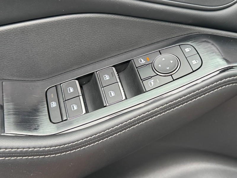 Nissan Rogue Vehicle Image 24