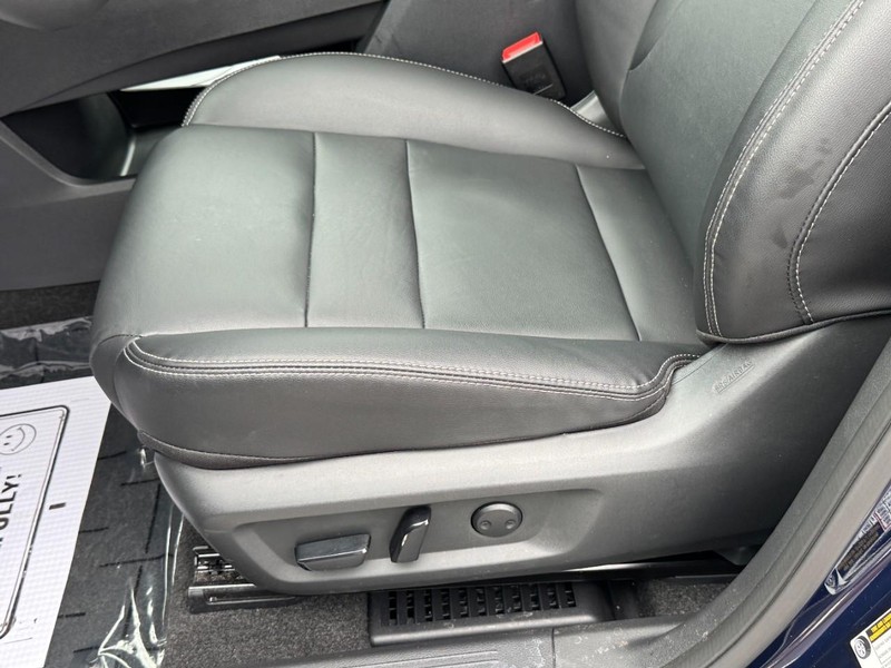 Nissan Rogue Vehicle Image 25