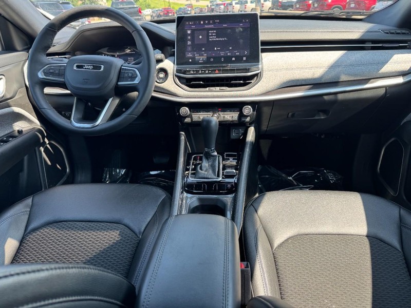 Jeep Compass Vehicle Image 11