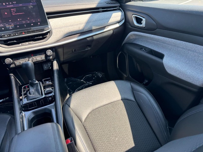 Jeep Compass Vehicle Image 15