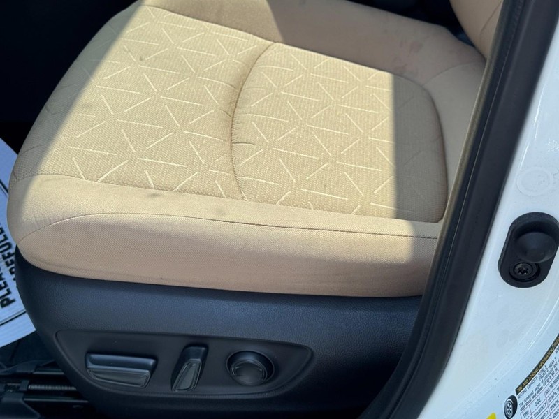 Toyota RAV4 Vehicle Image 16