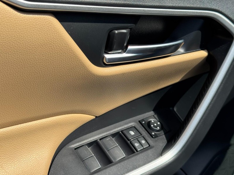 Toyota RAV4 Vehicle Image 17