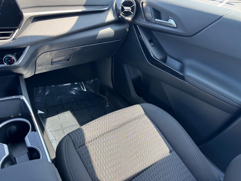 Chevrolet Equinox Vehicle Image 15