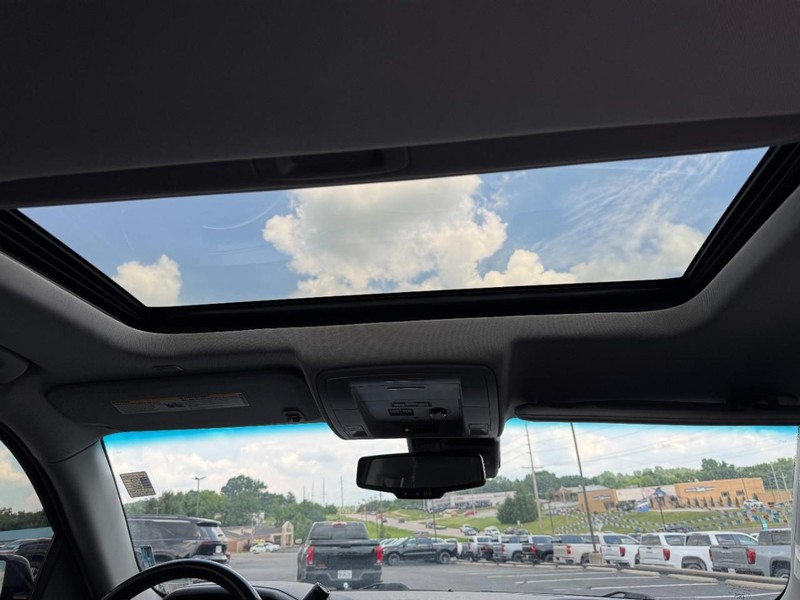 GMC Yukon Vehicle Image 12