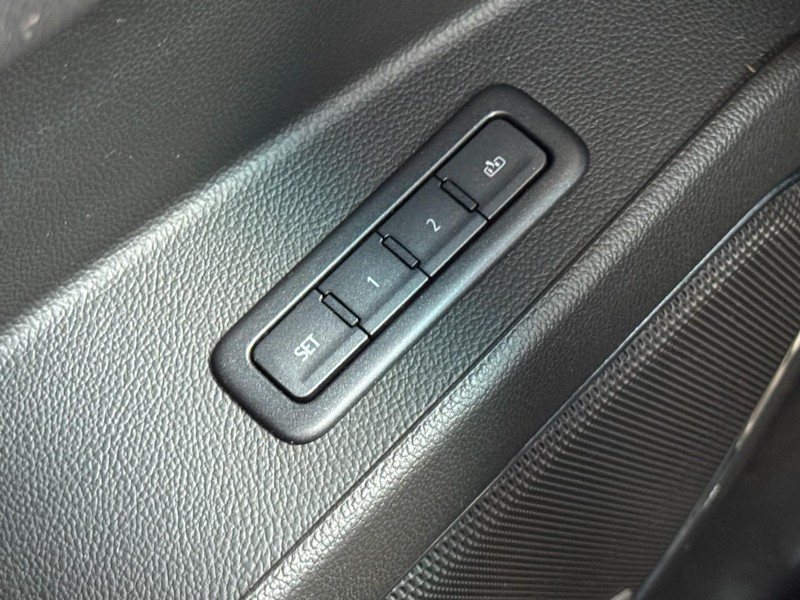 GMC Yukon Vehicle Image 18