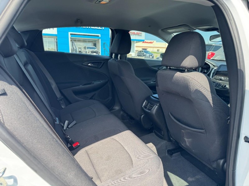Chevrolet Malibu Vehicle Image 10