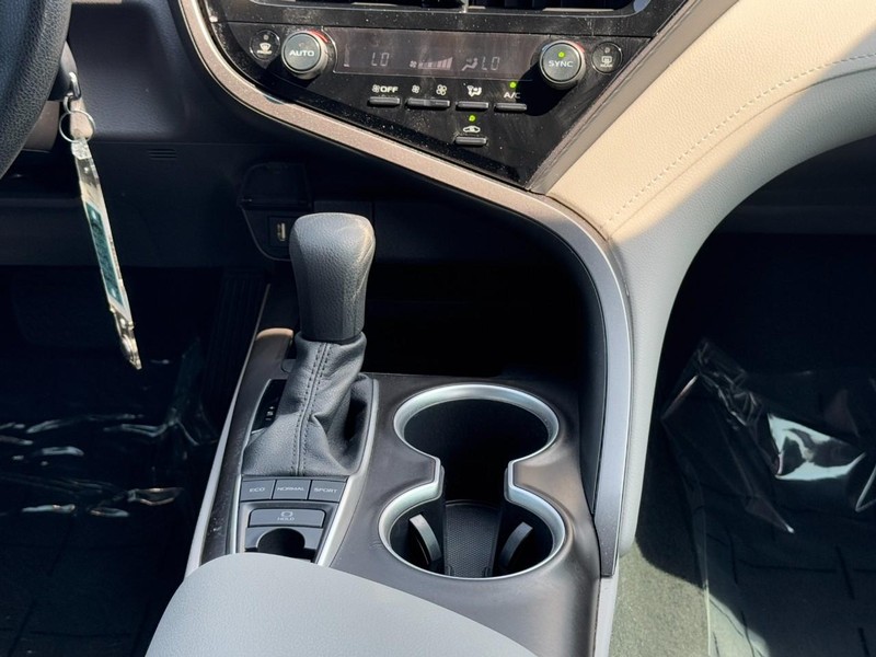 Toyota Camry Vehicle Image 14