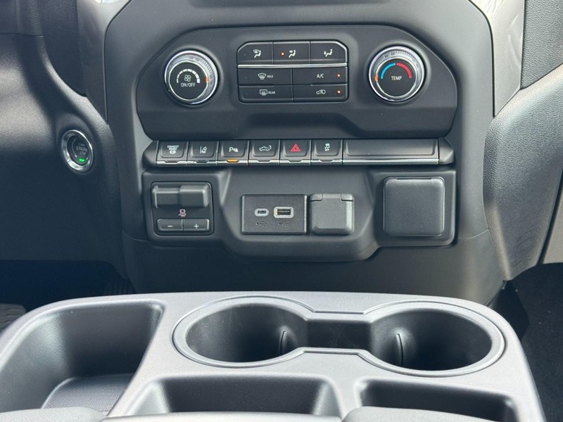 Chevrolet Silverado 3500HD Vehicle Image 10
