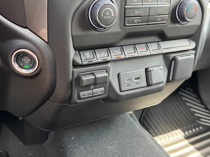 Chevrolet Silverado 3500HD Vehicle Image 12