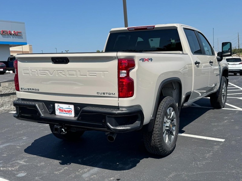 Chevrolet Silverado 2500HD Vehicle Image 04