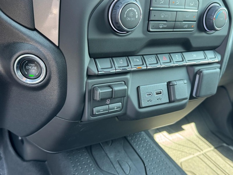 Chevrolet Silverado 2500HD Vehicle Image 12