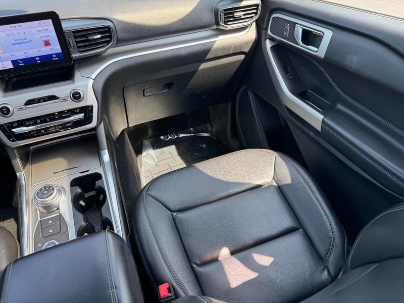 Ford Explorer Vehicle Image 15