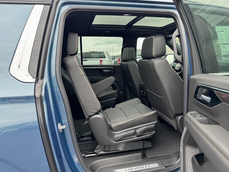 Chevrolet Suburban Vehicle Image 06