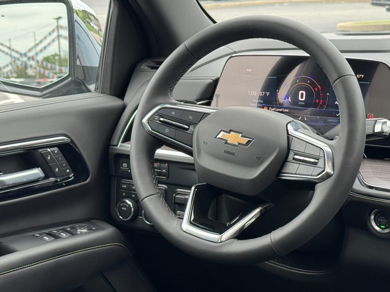Chevrolet Suburban Vehicle Image 09