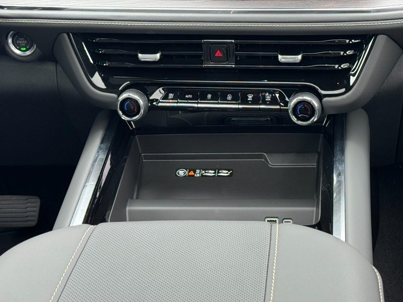 Chevrolet Suburban Vehicle Image 11
