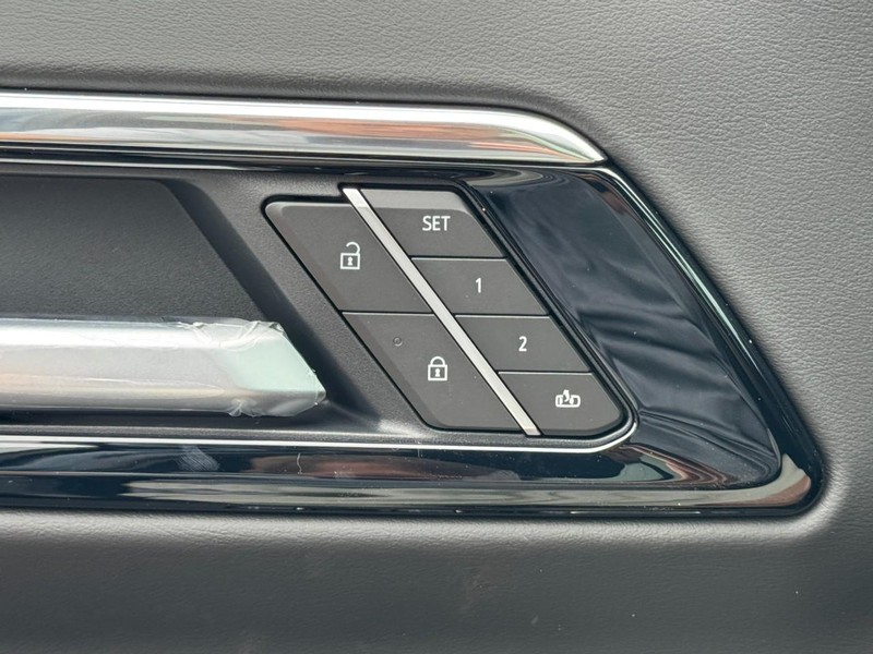 Chevrolet Suburban Vehicle Image 12