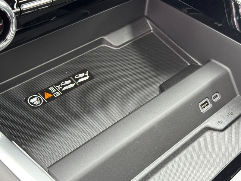 Chevrolet Suburban Vehicle Image 15