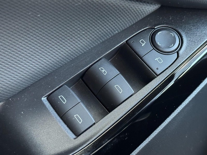 Chevrolet Equinox Vehicle Full-screen Gallery Image 22