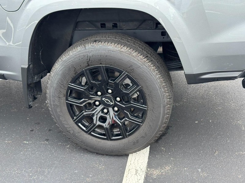 Chevrolet Colorado Vehicle Full-screen Gallery Image 07