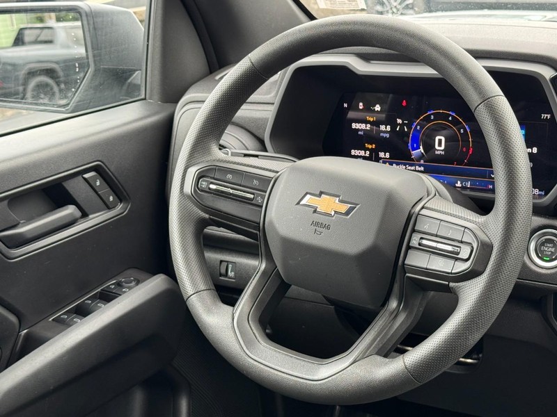Chevrolet Colorado Vehicle Full-screen Gallery Image 12