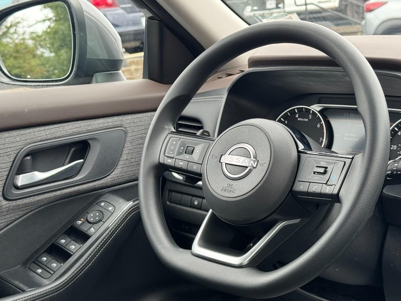 Nissan Rogue Vehicle Image 12