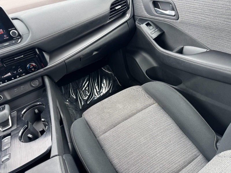 Nissan Rogue Vehicle Image 15