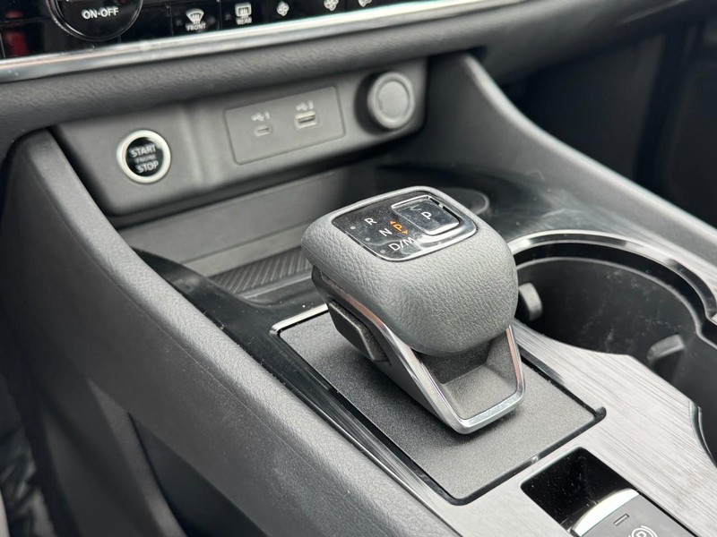 Nissan Rogue Vehicle Image 19