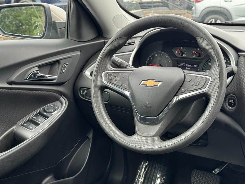Chevrolet Malibu Vehicle Image 12