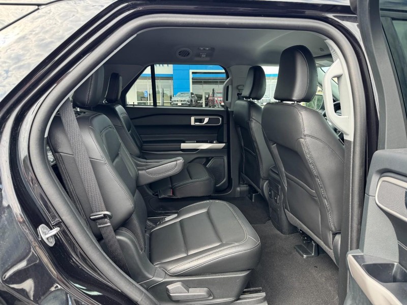 Ford Explorer Vehicle Image 10