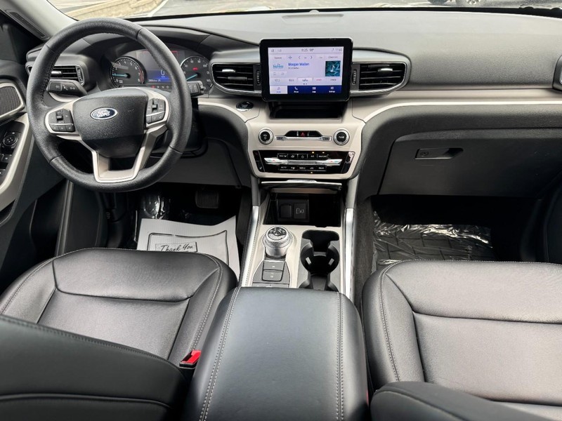 Ford Explorer Vehicle Image 11