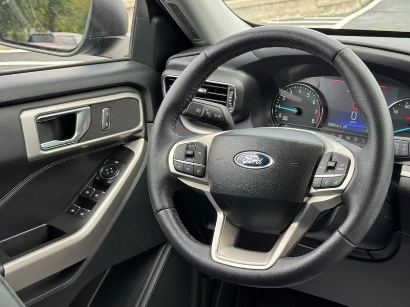 Ford Explorer Vehicle Image 12