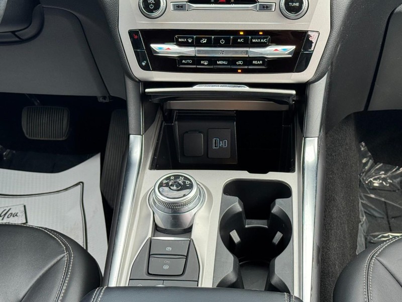 Ford Explorer Vehicle Image 14