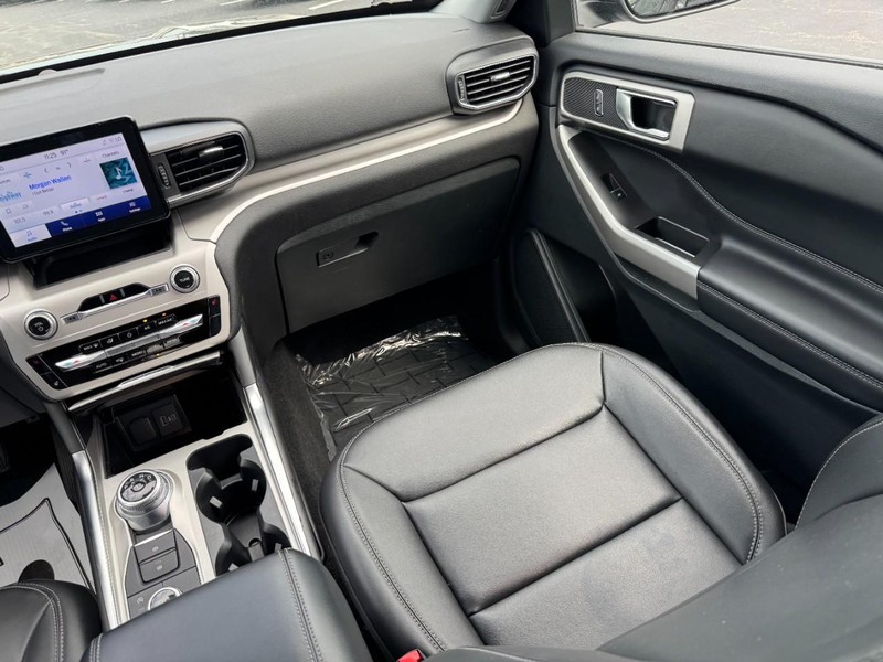 Ford Explorer Vehicle Image 15