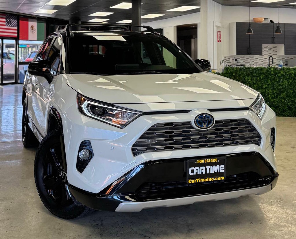 Toyota RAV4 Hybrid Vehicle Full-screen Gallery Image 03