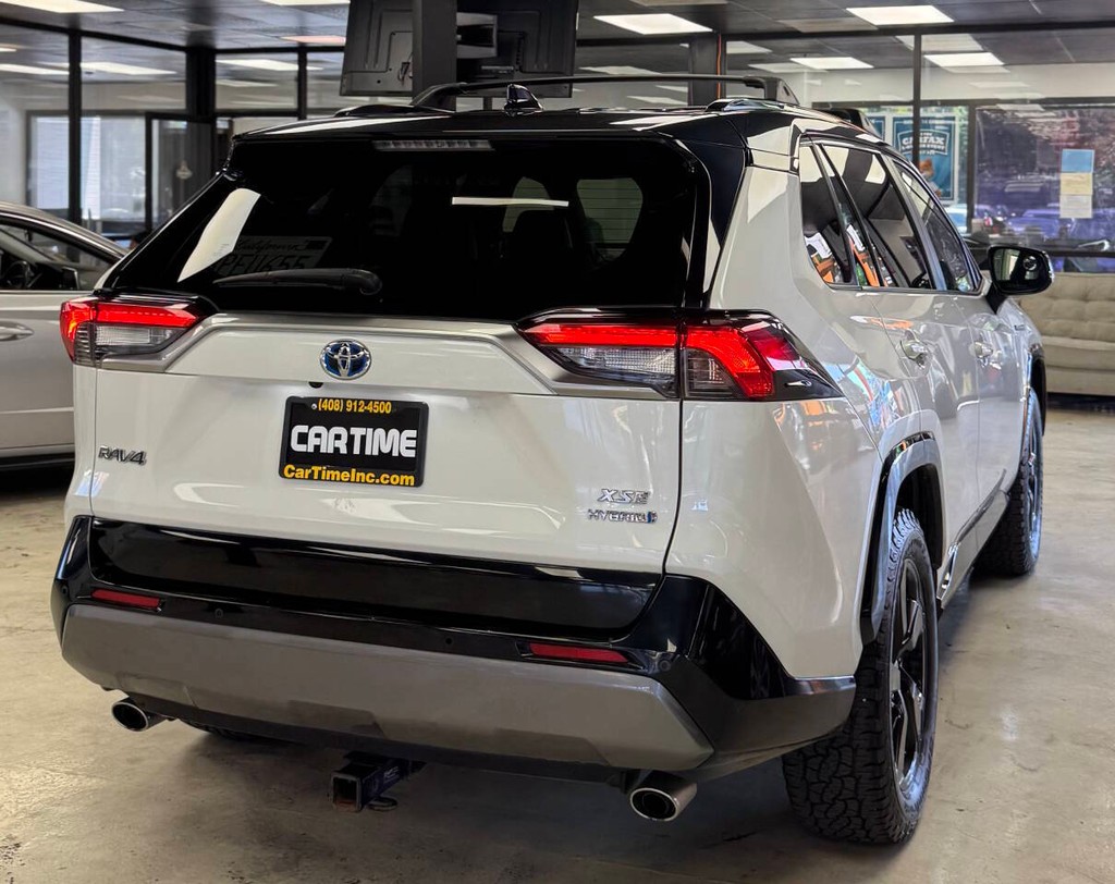 Toyota RAV4 Hybrid Vehicle Full-screen Gallery Image 09