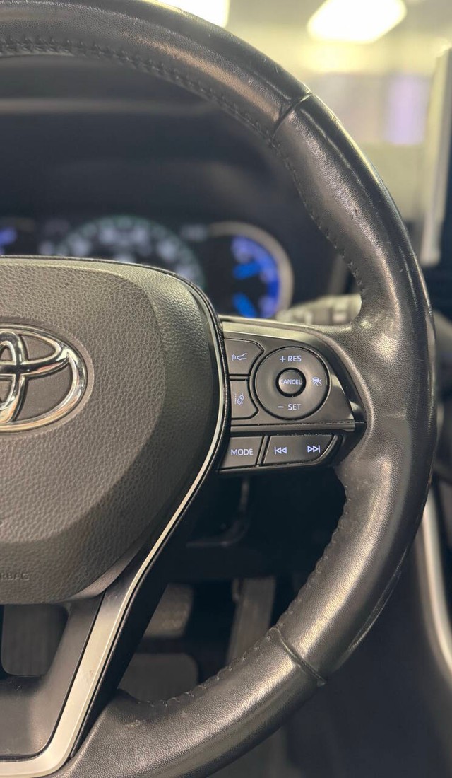 Toyota RAV4 Hybrid Vehicle Full-screen Gallery Image 11