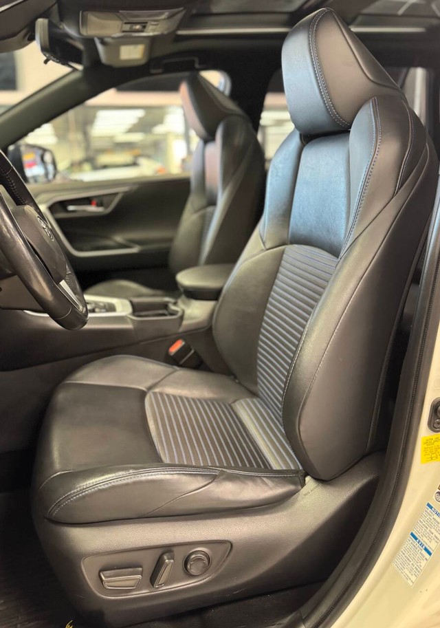 Toyota RAV4 Hybrid Vehicle Full-screen Gallery Image 19