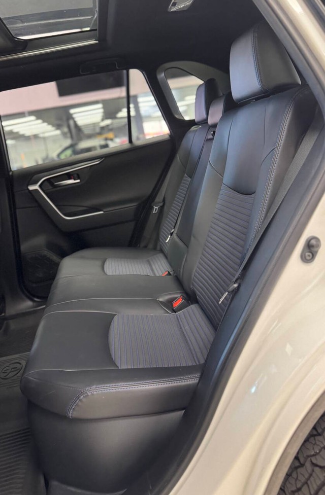 Toyota RAV4 Hybrid Vehicle Full-screen Gallery Image 20