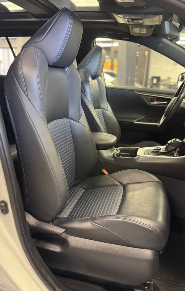 Toyota RAV4 Hybrid Vehicle Full-screen Gallery Image 21