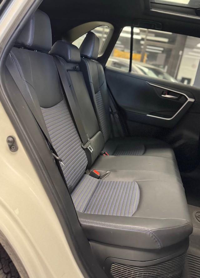 Toyota RAV4 Hybrid Vehicle Full-screen Gallery Image 22