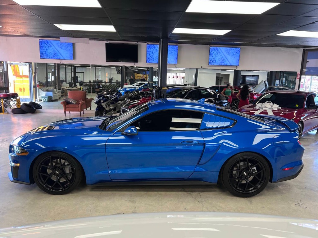 Ford Mustang Vehicle Full-screen Gallery Image 05