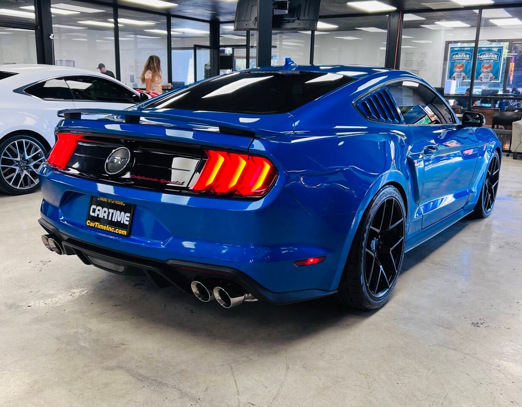 Ford Mustang Vehicle Full-screen Gallery Image 08