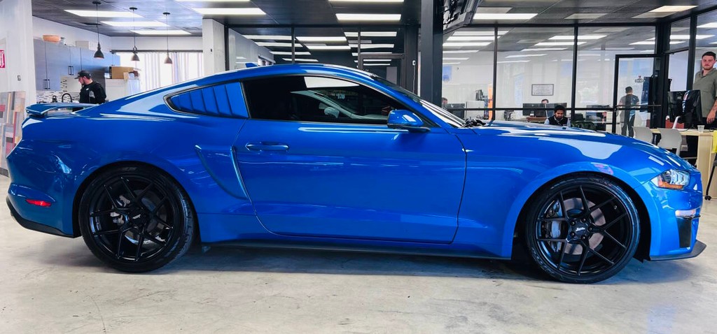 Ford Mustang Vehicle Full-screen Gallery Image 09