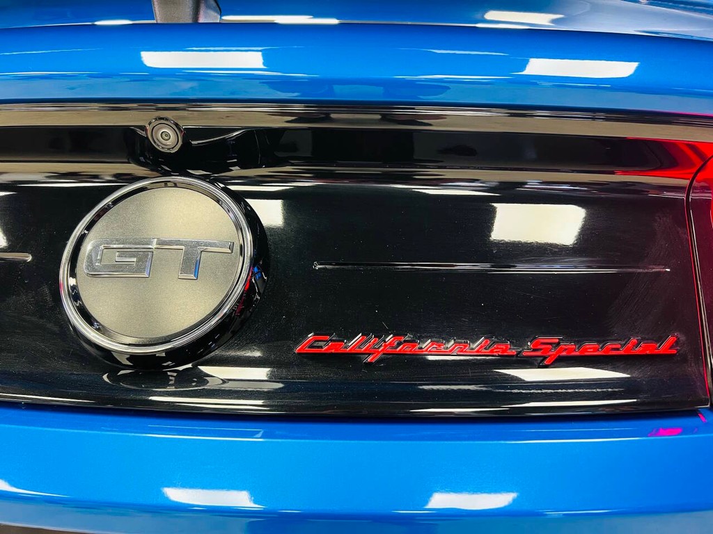 Ford Mustang Vehicle Full-screen Gallery Image 12