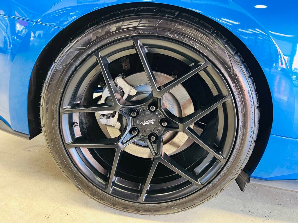 Ford Mustang Vehicle Full-screen Gallery Image 13